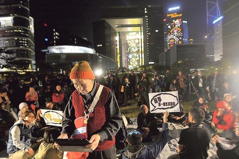 70歲的黃伯(前戴冷帽者)聲言因受留守政總的港視員工感動,亦不滿無綫「搶註香港電視商標」,因此重回政總,又認為政府偏幫無綫是不公不義。(葉家豪攝)曾留守政總的前港視員工昨晚為野餐會準備了不少食物,並以政府官員及建制派議員命名,以諷刺政府及部分議員,例如「馬逢國不代表鵝」及「蘇錦樑茶」等。(葉家豪攝) 70歲的黃伯(前戴冷帽者)聲言因受留守政總的港視員工感動,亦不滿無綫「搶註香港電視商標」,因此重回政總,又認為政府偏幫無綫是不公不義。(葉家豪攝)曾留守政總的前港視員工昨晚為野餐會準備了不少食物,並以政府官員及建制派議員命名,以諷刺政府及部分議員,例如「馬逢國不代表鵝」及「蘇錦樑茶」等。(葉家豪攝)