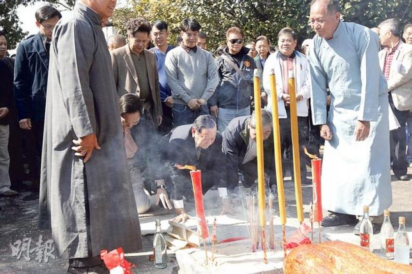 新界鄉議局主席劉皇發(中間跪拜者)帶領27鄉代表,一同在元朗錦田「祭英烈」,表明反對政府把大浪西灣納入郊野公園的決心,指事件損害原居民的私有財產及丁屋權利。(李紹昌攝)面對家園將被劃入郊野公園,大浪西灣村民未來數日會繼續抗爭,村口已懸掛多條抗議橫額。村民黎多密表示,今日不排除阻止部分保育人士入村,並計劃於政府總部外留守抗議。(葉家豪攝)公民黨立法會議員陳家洛昨於銅鑼灣收集市民簽名,呼籲市民支持把大浪西灣村納入郊野公園。(葉家豪攝)(明報製圖) 新界鄉議局主席劉皇發(中間跪拜者)帶領27鄉代表,一同在元朗錦田「祭英烈」,表明反對政府把大浪西灣納入郊野公園的決心,指事件損害原居民的私有財產及丁屋權利。(李紹昌攝)面對家園將被劃入郊野公園,大浪西灣村民未來數日會繼續抗爭,村口已懸掛多條抗議橫額。村民黎多密表示,今日不排除阻止部分保育人士入村,並計劃於政府總部外留守抗議。(葉家豪攝)公民黨立法會議員陳家洛昨於銅鑼灣收集市民簽名,呼籲市民支持把大浪西灣村納入郊野公園。(葉家豪攝)(明報製圖)