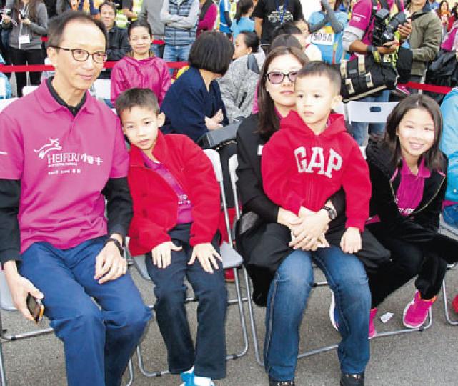 梁錦松與太太伏明霞帶同3子女出席慈善步活動。(攝影/記者﹕楊安莉)G.E.M.希望以跳舞向歌迷宣揚慈善活動。(攝影/記者﹕楊安莉) 梁錦松與太太伏明霞帶同3子女出席慈善步活動。(攝影/記者﹕楊安莉)G.E.M.希望以跳舞向歌迷宣揚慈善活動。(攝影/記者﹕楊安莉)