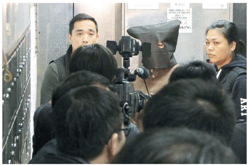 上月報警指半歲女兒「被拐」的31歲母親,供稱女兒已死亡及被她棄置垃圾桶,昨日被捕,她今凌晨零時許被黑布蒙頭,由大批探員押返新蒲崗大廈住所單位調查,以重組案情。(李澤彤攝) 上月報警指半歲女兒「被拐」的31歲母親,供稱女兒已死亡及被她棄置垃圾桶,昨日被捕,她今凌晨零時許被黑布蒙頭,由大批探員押返新蒲崗大廈住所單位調查,以重組案情。(李澤彤攝)