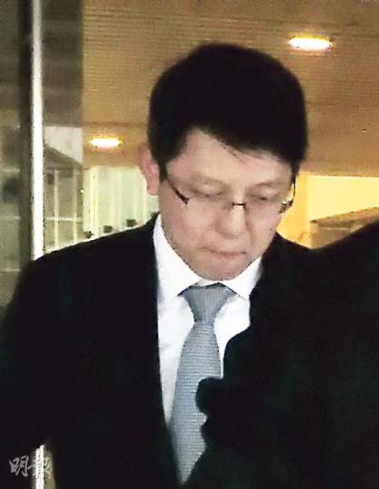 蔡衍明兒子兼亞視董事蔡紹中（圖）昨以流利英語作供，多次就亞視管理問題提出質疑。他今日繼續作供。（陳倢朗攝）