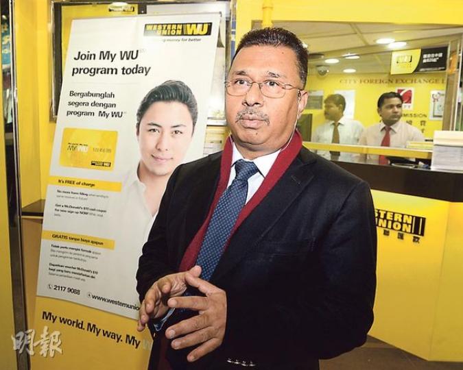 在重慶大廈落戶近20年的找換店CITY FOREIGN EXCHANGE LTD.，其董事K.C. Sushil Kumar表示，區內租金加幅驚人，若他的舖位明年加租，惟有考慮搬離商場入口繼續經營。（劉焌陶攝）