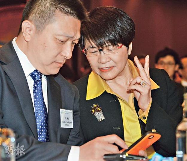 中證監基金部副主任徐浩（左）昨表示，兩地監管機構已就互認的框架達成共識，尚餘部分細節未傾妥，期望能早日實現。圖右為香港證監會副行政總裁張灼華。（劉焌陶攝）