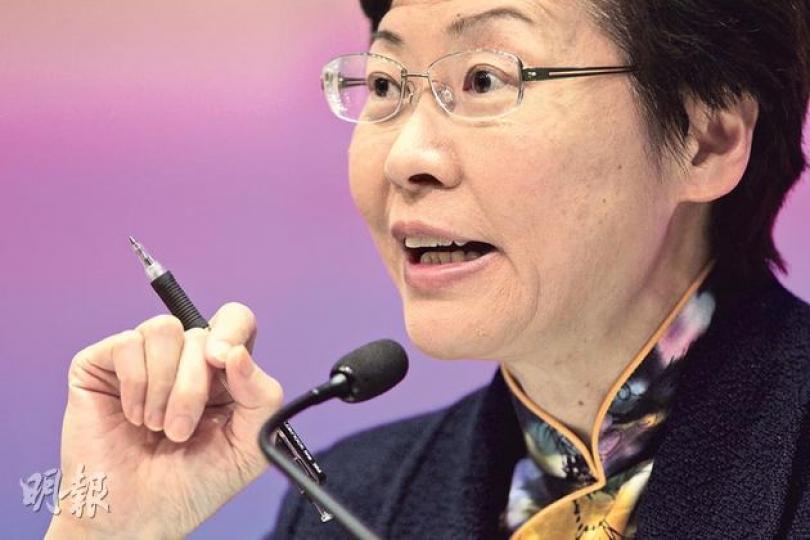 身兼政制諮詢專責小組主席的政務司長林鄭月娥昨啟動政改諮詢，宣布政改進入「普選大直路」。林太作為小組主席，昨卻謙稱自己過往工作較少觸及政改議題，除了2010參加「起錨」宣傳政改方案。（郭慶輝攝） 特首梁振英昨出席香港論壇午餐會後，「搶閘」宣布政改諮詢即將展開，指自己在政改中有角色。（盧翊銘攝）