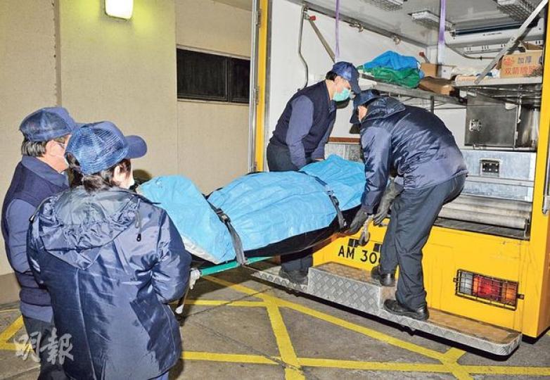 昨凌晨準備乘搭往美國三藩市航班的63歲男子，在機場候機室內突然暈倒，送院搶救不治，仵工將其屍體移送殮房。（蔡方山攝）