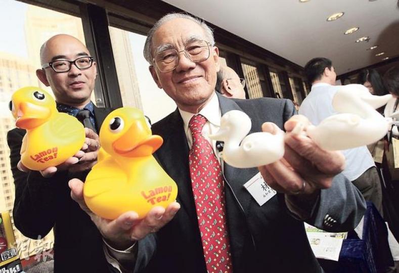 本港玩具業始祖之一的林亮（前）早於1948年開始於香港生產玩具膠鴨，今年應廠商會邀請，於工展會內義賣按當年原版款式製作的膠鴨（左兩隻），讓市民多了解本地製造的歷史。（李澤彤攝） 南北行工展小姐候選人李文潔（圖）昨於工展會記招上先拔頭籌，奪得現場人士票選的「最合眼緣獎」，隨即推廣「超值海味福袋」，內有價值480元的花膠等產品，在場內售1元，限工展會開幕日當天出售10袋。（李澤彤攝）