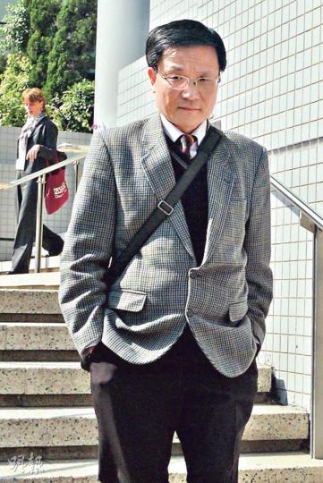 屋宇署結構工程師林志明（圖）指地庫內柱和牆的接合邊緣呈現不規則，可見柱和牆並非同時灌注混凝土而成。（何偉畧攝）