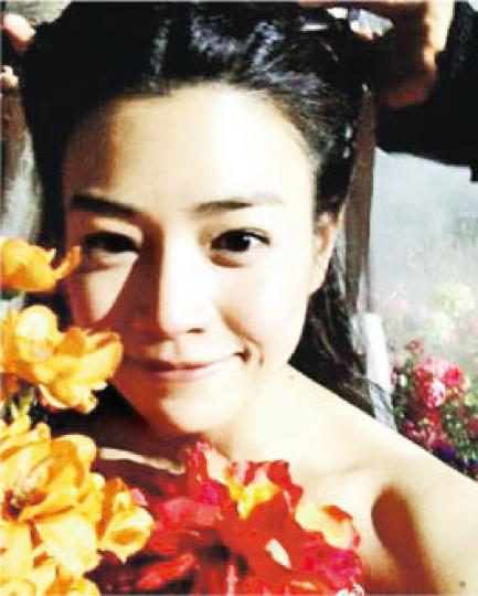 陳妍希用花朵遮掩身體只露香肩,但網民普遍反應都不太受落。(微博圖片) 陳妍希用花朵遮掩身體只露香肩,但網民普遍反應都不太受落。(微博圖片)