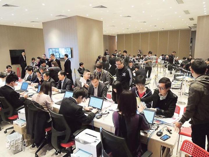 昇薈明天發售768伙，雖然昨日到場入票人士不及上周六首次發售時，但仍錄得2433個認購登記，超額約2.2倍。（林尚民攝）