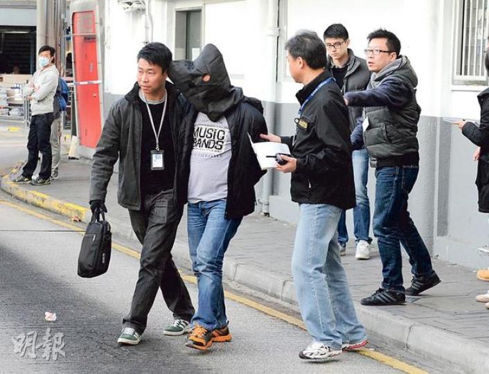 警方在尖沙嘴星光行旁的巴士站擒獲爆竊集團5名男子，其中一成員隨即被黑布蒙頭，由探員拘捕帶署調查。（蔡方山攝） 警方及時搗破匪幫行動，名牌貨二手店內的貨品幸保不失。（蔡方山攝） 探員駕黑色私家車截爆竊匪幫，遭匪徒車輛直撞後車頭嚴重損毁，甚至車頭品牌徽號及車牌也飛脫。（蔡方山攝）