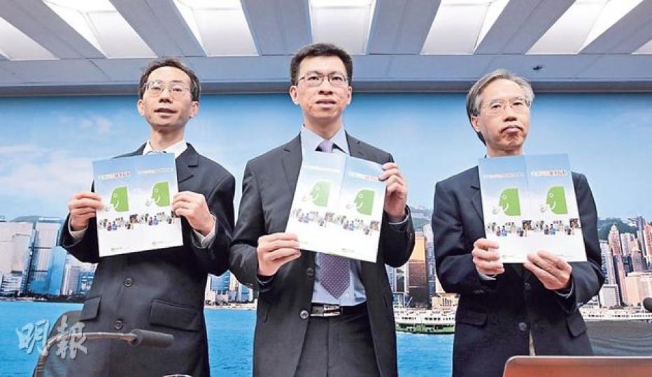 副環保署長黎志華表示，日後會與天文台、勞工處及教育局聯繫，按不同空氣健康風險水平，考慮是否作停工或停課呼籲，但不會硬性規定。（李澤彤攝） （明報製圖）