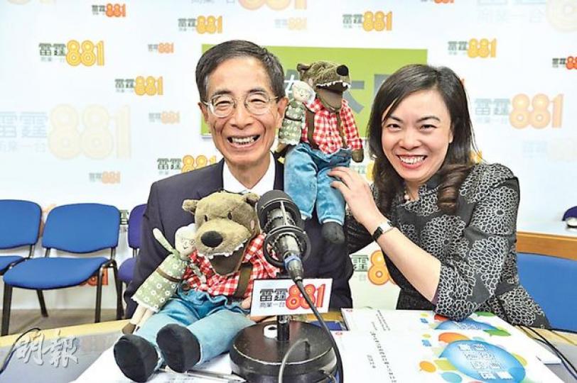 民主黨創黨主席李柱銘（左）昨晚出席商台節目《左右大局》，與主持人李慧玲（右）拿起「路姆西」毛公仔合照，又指特首梁振英上周六回應市民擲雞蛋事件欠缺風度。（鄧宗弘攝）