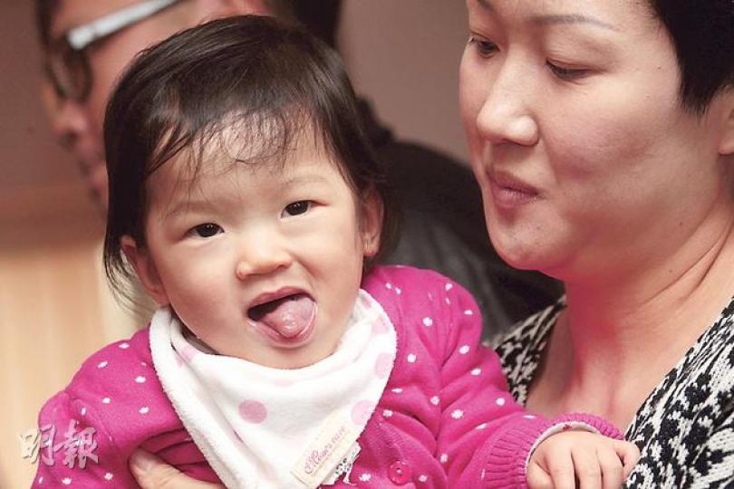 林太（右）的15個月大女兒莛宜（左）天生下顎後縮，在下顎裝上牽引成骨器半年後康復，除了終於可用口進食，面容亦回復精靈可愛。（郭慶輝攝）從下顎骨節間植入的牽引成骨器，每日扭動螺絲便能將骨骼新增1毫米，透過牽扯力刺激新骨增生，令凹陷位逐步移前擴闊呼吸道，維持拉伸約半年，面部結構可回復正常。（郭慶輝攝）