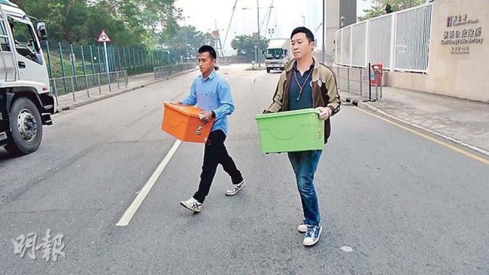法醫替空姐陳曼儀剖屍，證實她是被勒死，重案組探員昨檢走兩箱證物。（林智傑攝）
