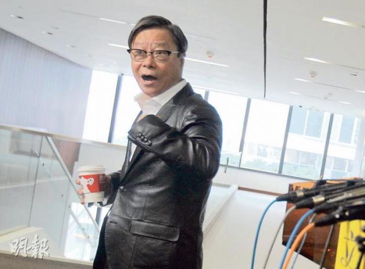 立法會議員黃毓民（圖）昨回應特首譴責其掟汽油彈言論時說，自己只是溫馨提示政府民情升溫。被問到會否收回言論時，他說﹕「梗係唔會收番啦，你唔識我呀？我叫黃毓民喎，妹妹，你唔識我呀？收番？」（李澤彤攝）