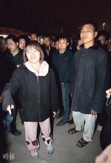 陳氏一家六口燒死,其親屬(前)昨凌晨穿著睡衣趕到現場,等到黃昏,盼災場解封後入內了解情况,神情焦急。(李澤彤攝) 陳氏一家六口燒死,其親屬(前)昨凌晨穿著睡衣趕到現場,等到黃昏,盼災場解封後入內了解情况,神情焦急。(李澤彤攝)