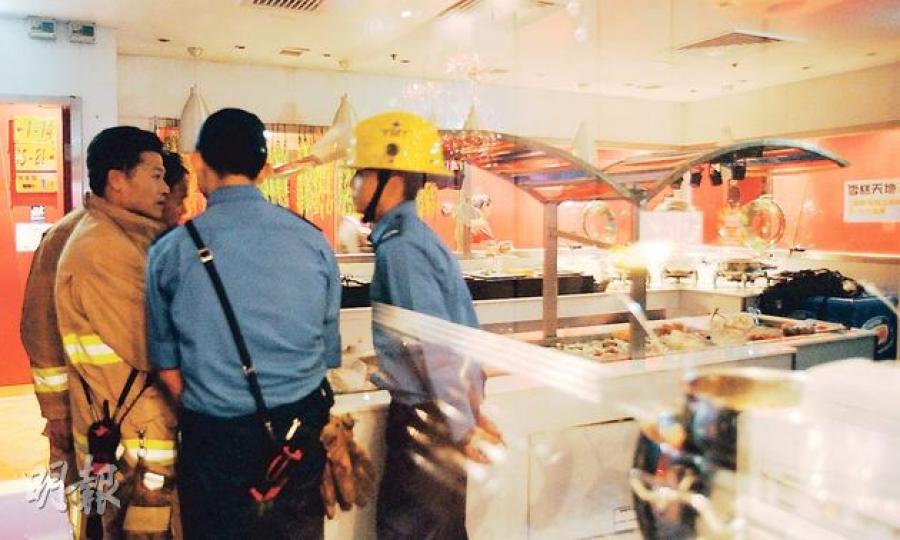 消防接報到場時,卡拉OK的火警已救熄,消防員調查後指事件不排除與人為疏忽有關。(樊銳昌攝) 消防接報到場時,卡拉OK的火警已救熄,消防員調查後指事件不排除與人為疏忽有關。(樊銳昌攝)