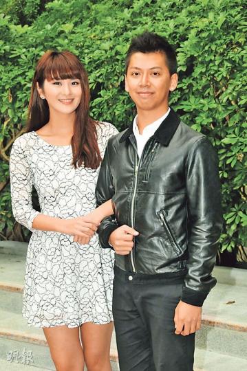 裕美昨日與拍拖一年的圈外男友林恩浩,在紅棉道註冊結婚。(攝影﹕梁迺楠)一對新人辦理手續時出現「蝦碌」。(攝影﹕梁迺楠) 裕美昨日與拍拖一年的圈外男友林恩浩,在紅棉道註冊結婚。(攝影﹕梁迺楠)一對新人辦理手續時出現「蝦碌」。(攝影﹕梁迺楠)