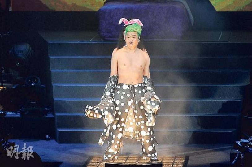 王祖藍變身「慳D啦Baby」撐祥仔。(攝影:鍾偉茵)
王祖藍變身「慳D啦Baby」撐祥仔。(攝影:鍾偉茵)