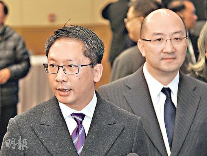 政改諮詢專責小組成員、政制及內地事務局長譚志源（右）表示，政改方案要顧及中央的考慮、原則及憂慮，因方案最後要由全國人大常委會批准。圖左為律政司長兼小組成員袁國強。（林俊源攝）