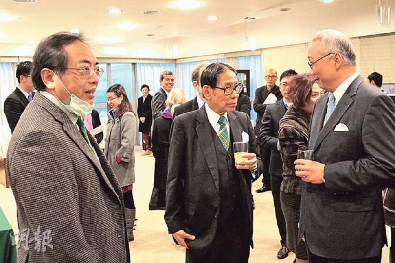 港大同法國機構簽署儀式，出席嘅港大校長徐立之（左）咁啱嚴重感冒，戴埋口罩。梁智鴻（中）同港大醫學院長梁卓偉都有出席。（余瑋攝）