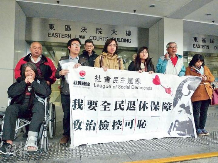 黃浩銘 （左三）昨獲「長毛」梁國雄（左一）等黨友支持，梁在黃陳辭時更不時輕聲提醒「差唔多喇」。另一被告林翰飛（左五）的律師則指由於制度不公，才令林以此方式爭取訴求。（何偉畧攝）