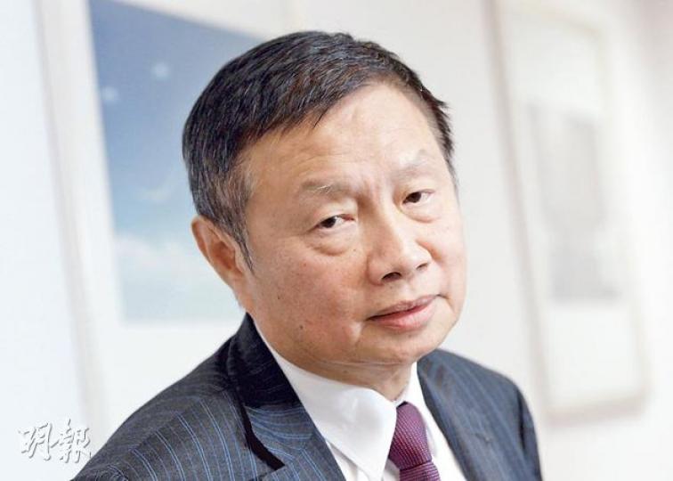 機管局主席張建東表示，現方案已在發展第三條跑道及機場北商業城取得平衡，未來會先在機場北商業區發展酒店及停車場，配合港珠澳大橋於2016年通車。（李澤彤攝）機管局董事會昨舉行特別會議，力倡全面發展機場北商業區的機管局董事羅康瑞最後讓步，支持保留地下車廠，形容今次決定是「協調折衷的辦法」。（李澤彤攝）