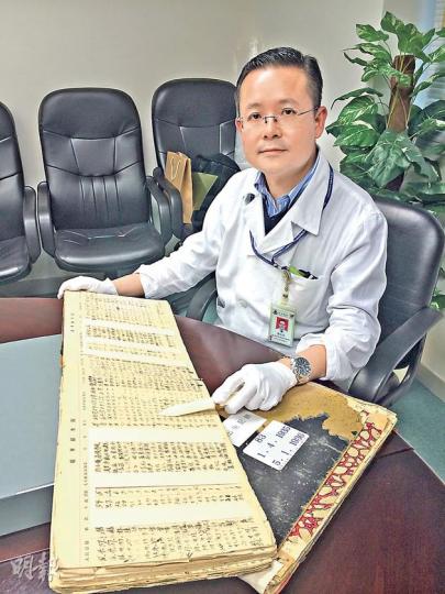 廣華醫院婦產科主管梁永昌（圖）展示該院1930年代的產房紀錄冊，顯示該院首宗剖腹生產手術在1937年，當年更有孕婦曾生下11胎，他說孕婦常因怕痛、怕年紀大而寧願開刀，實際上順產能讓嬰兒發育更健康。（梁杏怡攝）