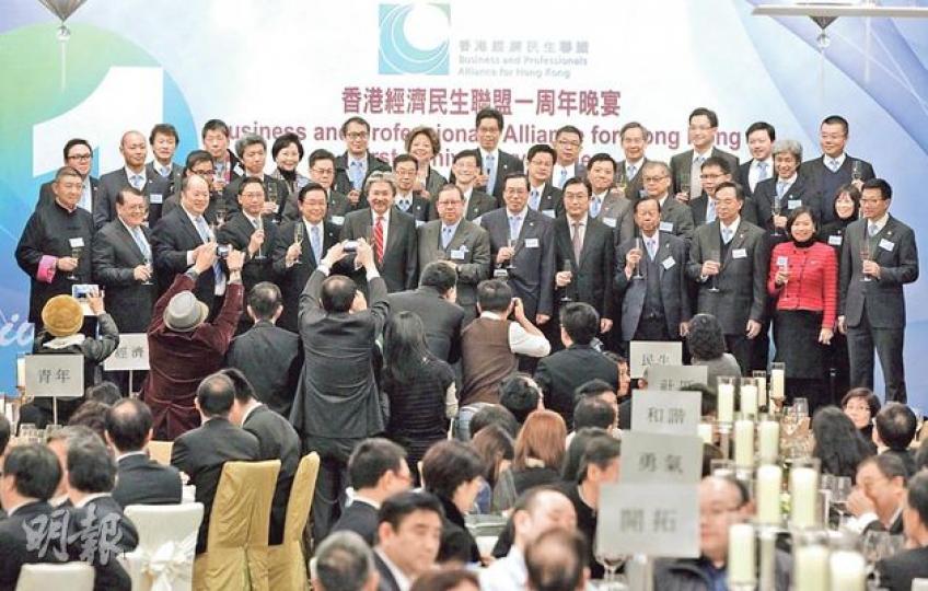 司局長前日集體缺席自由黨20年黨慶，昨日經民聯一周年晚宴，在港司局長則傾巢「捧場」，官員更上台與經民聯成員高歌《獅子山下》，氣氛和諧。（李澤彤攝） 前政務司長唐英年昨出席經民聯一周年晚宴，甫見紅酒便愛不釋手，品評一番。（李澤彤攝）
