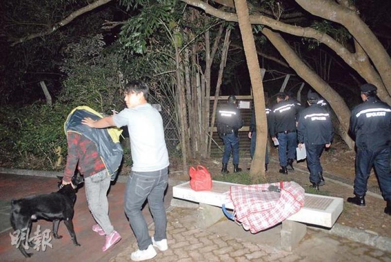 前晚目擊企圖強姦案經過的唐狗女主人(左一)昨晚攜同愛犬,隨警員到事發現場重組案情,警方機動部隊人員亦到場蒐證。(伍浦鋒攝) 前晚目擊企圖強姦案經過的唐狗女主人(左一)昨晚攜同愛犬,隨警員到事發現場重組案情,警方機動部隊人員亦到場蒐證。(伍浦鋒攝)