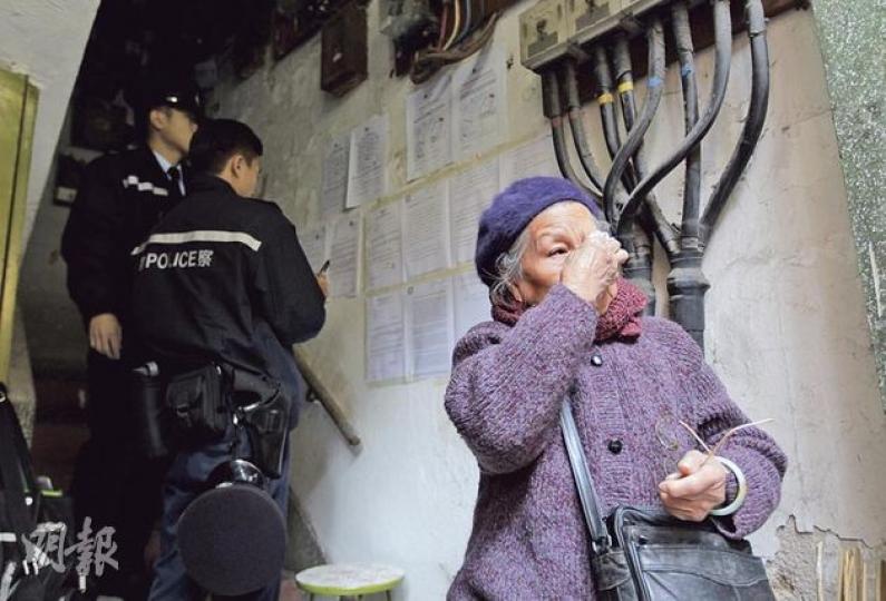 居住啟明街51號4樓約40年的八旬住戶林婆婆(前),早前因屋宇署發出封樓令需遷到石籬中轉屋暫住,她昨得悉屋宇署決定清拆舊樓時,特地從石籬趕到現場了解,並擔心得哭了出來;最後獲悉市建局會介入重建,令她由悲變喜。(李澤彤攝) 居住啟明街51號4樓約40年的八旬住戶林婆婆(前),早前因屋宇署發出封樓令需遷到石籬中轉屋暫住,她昨得悉屋宇署決定清拆舊樓時,特地從石籬趕到現場了解,並擔心得哭了出來;最後獲悉市建局會介入重建,令她由悲變喜。(李澤彤攝)