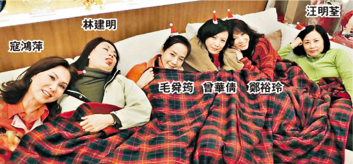 「至八會」幾位成員上演一幕海棠春睡,其中以伸脷的沙姐最搶鏡。(微博圖片) 在嚴寒天氣下,一班朋友暖笠笠打邊爐預祝聖誕好開心。(微博圖片) 「至八會」幾位成員上演一幕海棠春睡,其中以伸脷的沙姐最搶鏡。(微博圖片) 在嚴寒天氣下,一班朋友暖笠笠打邊爐預祝聖誕好開心。(微博圖片)