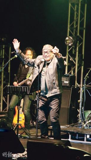 鍾偉強奮鬥多年終於得償所願舉行演唱會。(攝影:娛樂組) 何傲兒與父親孖住去睇騷,非常溫馨。(攝影:娛樂組) 鍾偉強奮鬥多年終於得償所願舉行演唱會。(攝影:娛樂組) 何傲兒與父親孖住去睇騷,非常溫馨。(攝影:娛樂組)