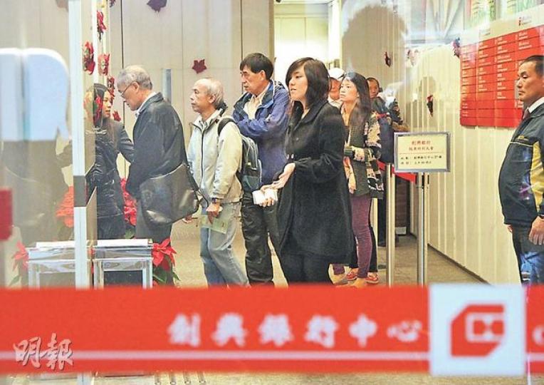 創興銀行噚日開股東特別大會，吸引大批小股東同記者齊齊相聚創興銀行中心。但由於場地不足，小股東要喺樓下排長龍（圖）排十幾分鐘至上到去開會，記者就喺門外「寒風凜凜」之下守候。（林俊源攝）