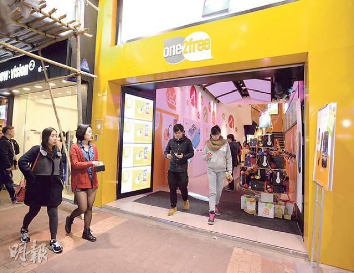 香港電訊收購CSL，一次過購入1010、one2free及新世界傳動網三個品牌，圖為one2free的門店。（盧翊銘攝） 香港電訊董事總經理艾維朗昨日在記者會表示，若不計入虛擬網絡營辦商及轉售商的客戶，合併CSL後市佔率只得31%，不算壟斷。（劉焌陶攝）