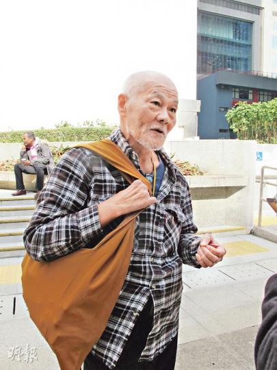 庭上播放的錄音顯示，蘇守忠（圖）大罵其鄰居「出嚟呀×街」，但他在庭外指：「嗰啲唔係粗口嚟。」（羅慧茵攝）