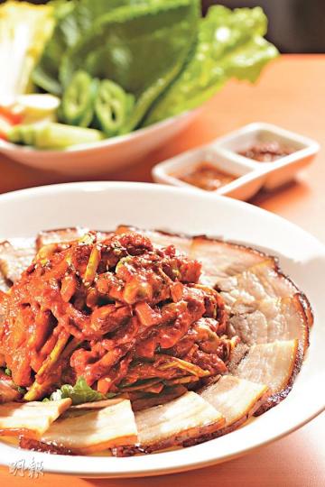 豬肉生菜包飯——即製泡菜材料有生蠔、蘿蔔、葱、大蒜、水梨和栗子等，配已切薄片的燜五花腩、生蒜、辣椒，再用生菜和芝麻葉包着吃，香辣惹味。（$320，a）（攝影﹕陳淑安、黃志東、林俊源） 泡菜（圖中）及多款前菜——與鄰居一起醃泡菜過冬，是韓國的傳統文化，最近獲列為人類非物質文化遺產。（餐前免費提供，a）（攝影﹕陳淑安、黃志東、林俊源） 惹味泡菜——選用韓國進口的大白菜製作，BBQ 7080總經理Ken Lam指出，廚師以蘋果蓉、雪梨蓉、大辣椒粉、小辣椒粉、牛味粉、洋葱、大葱、蒜頭、雪碧汽水等10種材