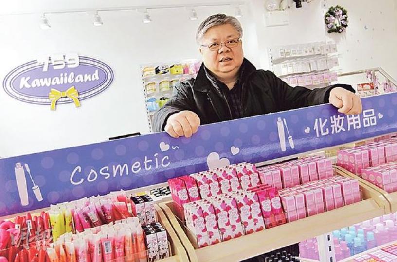 阿信屋中期業績大賺，老闆林偉駿（圖）為挽留員工闊綽加薪，店長級人員月薪連獎金最高達3萬多元，而主管這間新開的化妝品店店長，月薪更超過4萬元。（李澤彤攝）