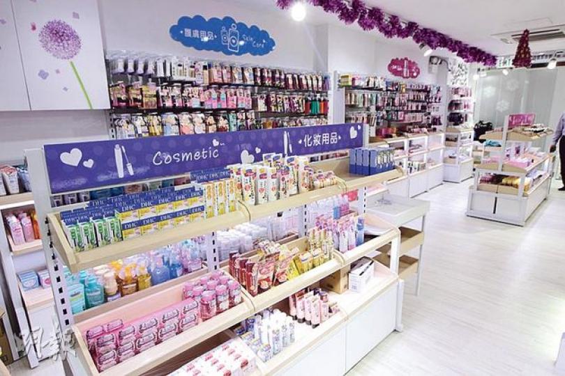 阿信屋首間化妝品店「759 Kawaiiland」今日開幕，店內陳設的日、韓化妝品約有1500款，店長稱售價以100元以下居多，主攻18至28歲年輕顧客。（李澤彤攝）
