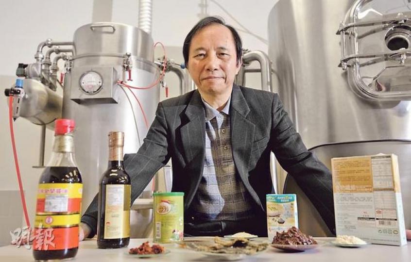 理大應用生物及化學科技學系客座副教授梁嘉聲說，根據現行法例，預先包裝食品，須按規定採用國際編碼系統，列出產品各種添加劑成分，例如E621代表味精，並提醒市民購買食物前宜仔細查閱產品成分。（余俊亮攝）