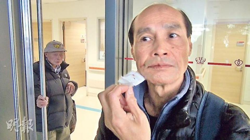 聾啞派報義工黃國燦展示右臉頰的刀傷。（林智傑攝）