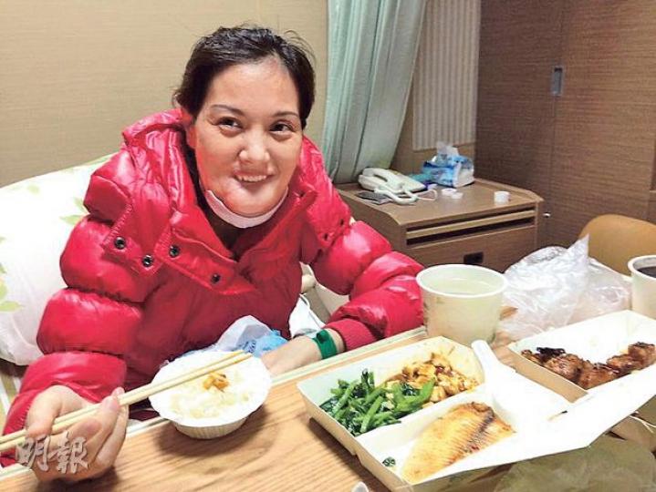易小玲昨日再嘗飯香，雖然只是簡單的豆腐、青菜和煎魚三餸，已教她心滿意足。她的友人本來買了豉椒炒瘦肉，但因太韌，易小玲為免影響傷口未有進食，但她仍是笑逐顏開，期望手術後返港與兒子「食大餐」。（曾映妹攝）易小玲左腳小腿位置因取出部分骨移至下顎，短期內無法走路，需坐輪椅。（曾映妹攝）特首梁振英昨向易小玲送上花籃及果籃，易小玲認為，港府在人質事件上積極爭取菲方道歉，才是最好的禮物。（曾映妹攝）