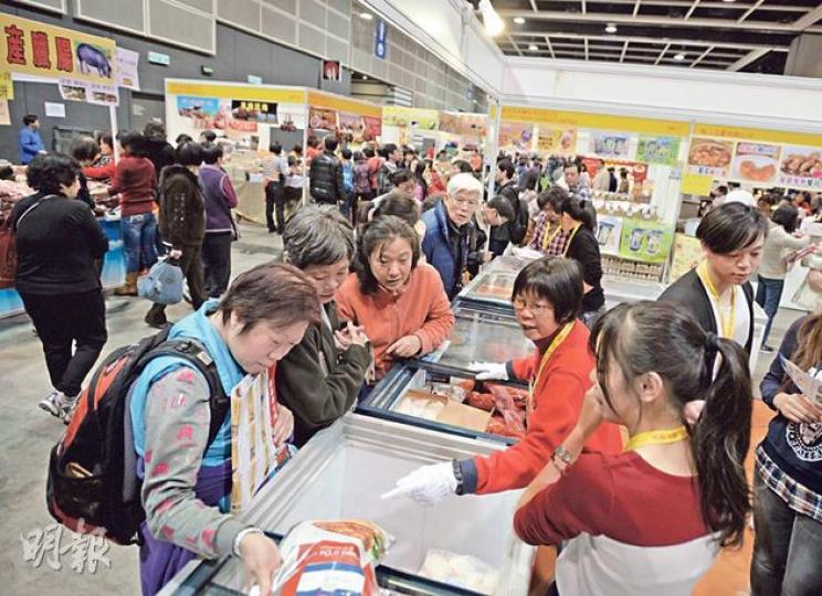 冬日美食節昨於會展開幕，參展商各出奇招搶客，不少市民都想掃平貨。主辦單位估計至昨午6時已有28萬人次參觀，料4日展期整體人流增一成。（盧翊銘攝）