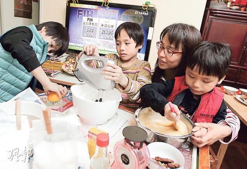 林太（右二）獨力照顧3名兒子，趁聖誕節帶孩子到他們的公公家做蛋糕和吃飯，享受難得的入廚樂。（李澤彤攝）
