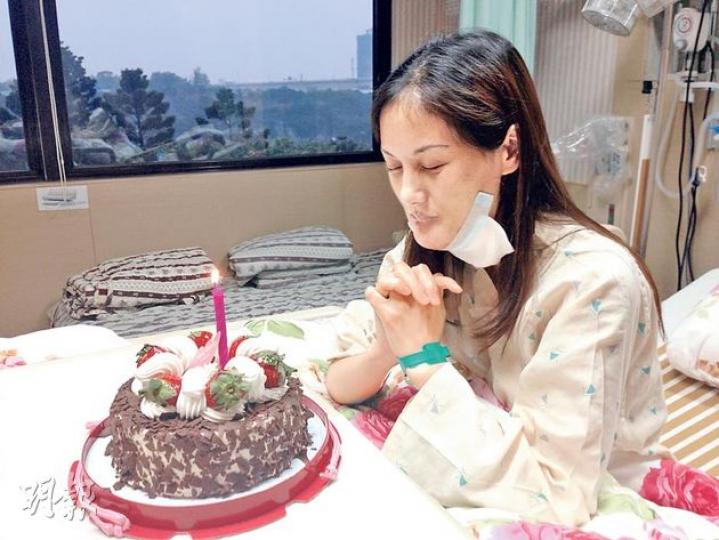 今日是易小玲36歲生日，昨晚在病房預祝，她許願希望以後都不用再做下顎重建手術。（曾映妹攝）