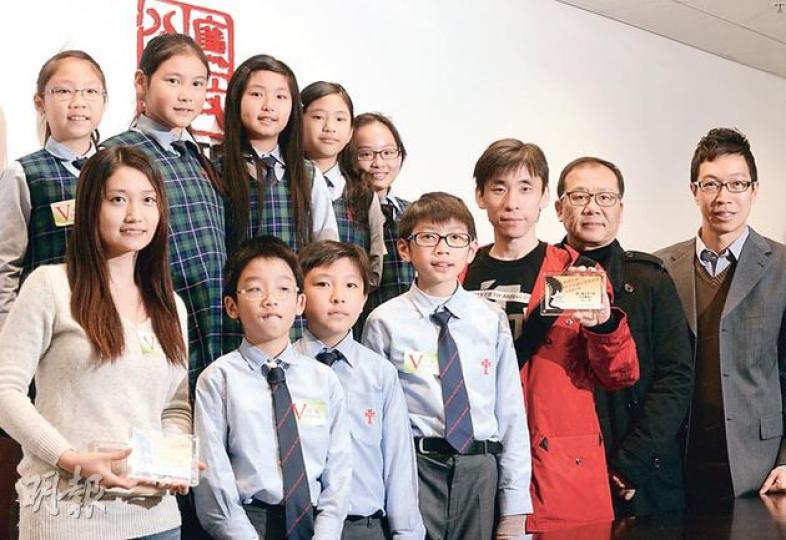 陳小娟（前排左一）憑微電影《三個金幣》， 奪得廉署「青少年誠信微電影節」卓越大獎及特別嘉許獎。圖為她與奪得銀獎的聖公會主恩小學學生和帶隊教師（右三）、評判關永忠（右二）及廉署人員（右一）合照。（劉焌陶攝）