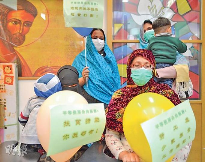 《施政報告》將於下月中出爐，天主教勞工牧民中心發現少於半數的居港南亞少數族裔貧窮戶申領政府福利援助，相信因中英語能力有限而影響申請。多名居港接近或逾10年的巴基斯坦裔婦人昨提出訴求，促請政府和社福機構安排傳譯服務及推扶貧措施支援少數族裔。（盧翊銘攝）