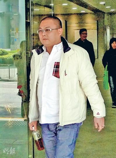 警員鍾衍樂（圖）消費動輒「萬萬聲」，除購買一對金表和旅遊套票，亦花5萬多元購買植髮療程。廉署要求他申報財政，但他涉申報時未有遵守通知書的要求。（何偉畧攝）