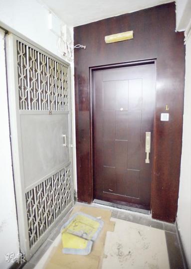 本報前日向五洲大廈住戶出示7樓一單位（啡色門）的照片，有住戶聲稱單位常有疑似遊客出入。本報記者昨再到訪拍門，但無人回應。（盧翊銘攝）