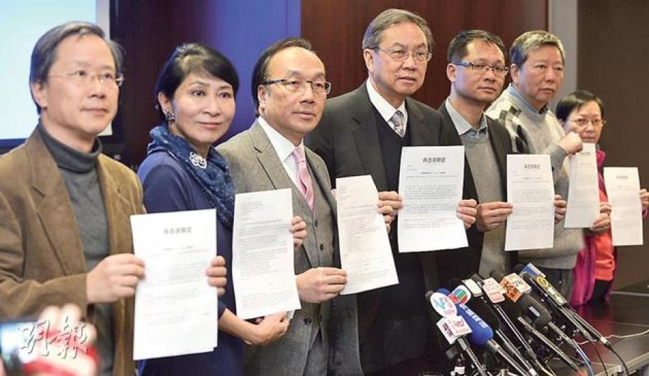 真普聯將於明天元旦遊行發動「一人一信」，呼籲市民就普選原則表態，市民亦可在網上下載信件，填妥後交真普聯或自行送交政府。左起﹕公民黨郭家麒、毛孟靜、梁家傑，真普聯召集人鄭宇碩，民主黨蔡耀昌，工黨李卓人、何秀蘭。（余俊亮攝）